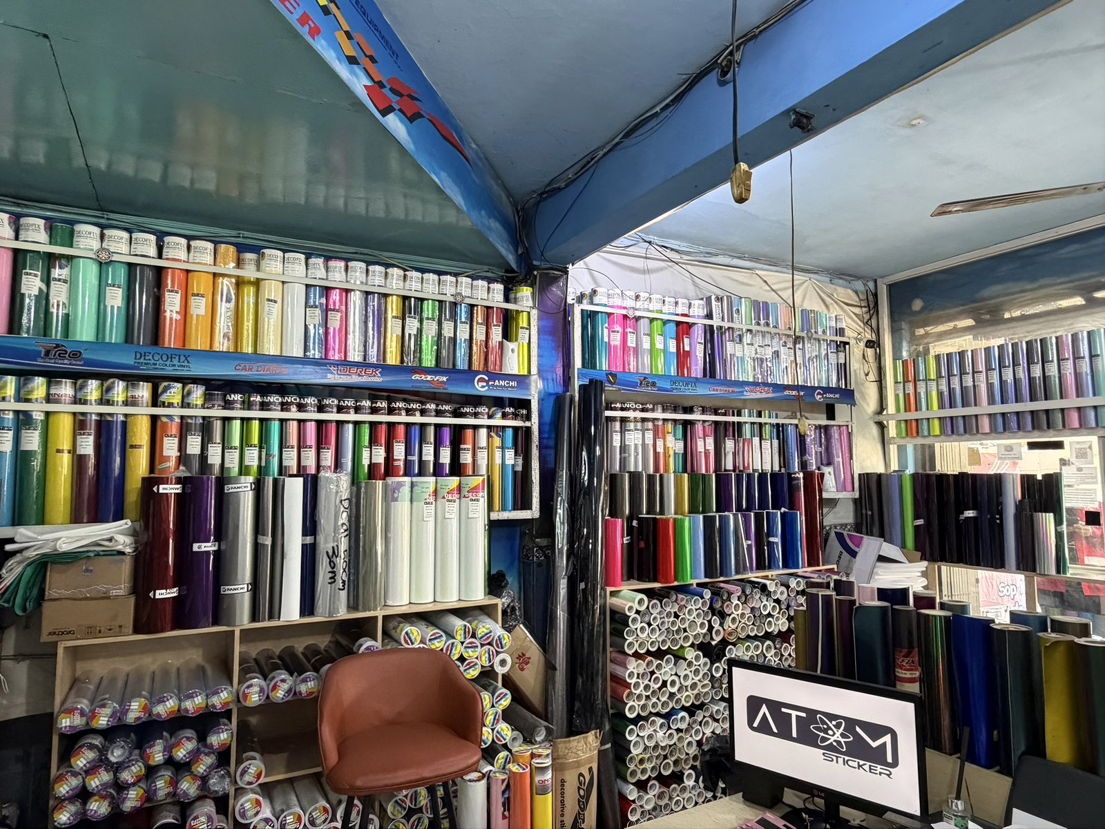 Beli secukupnya, atau per roll.